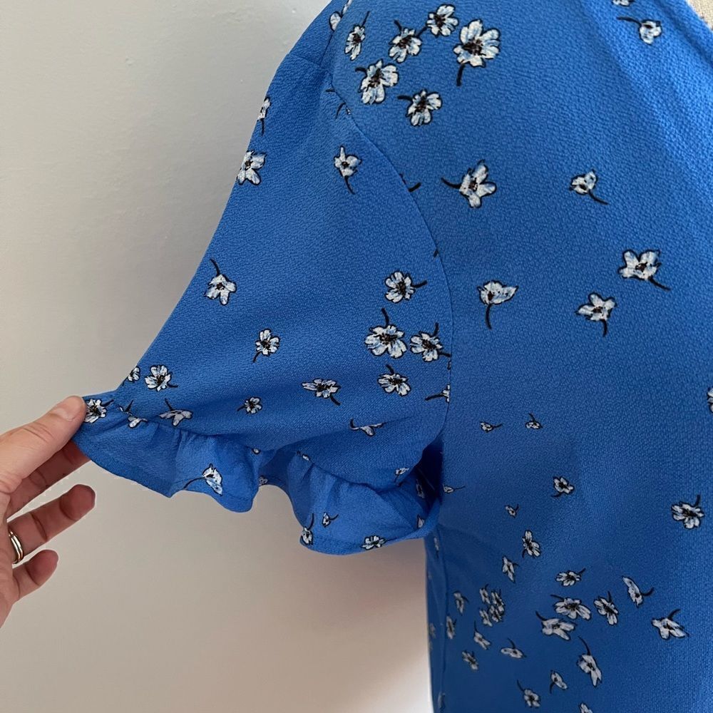 Button up flower blouse - Picture 4 of 5